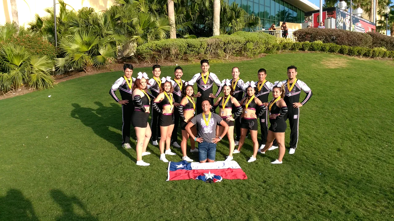 Delegacion cheer medallas orlando — Action Travel