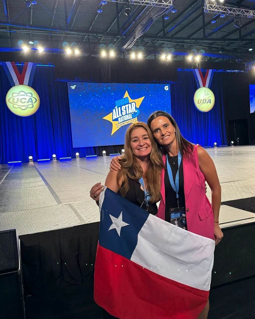 Coordinadoras de Action Travel con la bandera chilena en un campeonato internacional