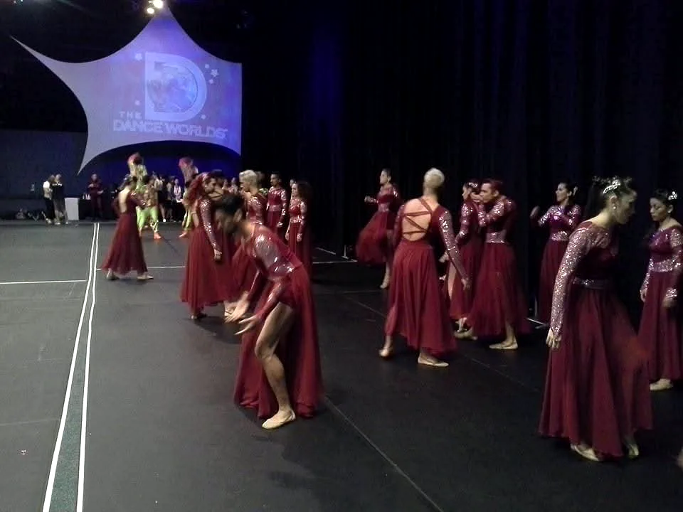 Delegacion danza calentamiento dance worlds — Action Travel
