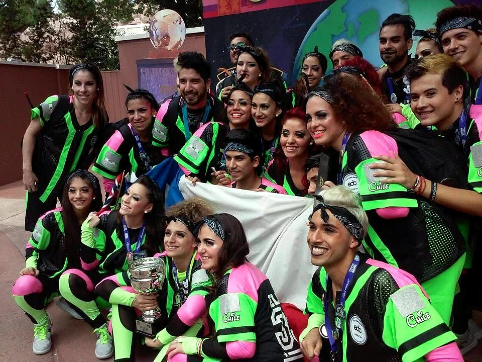 Delegación chilena celebrando con su trofeo en The Dance Worlds