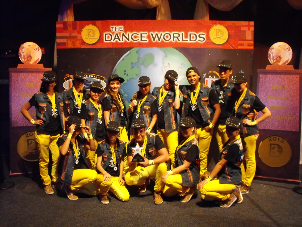 Delegacion danza escenario — Action Travel