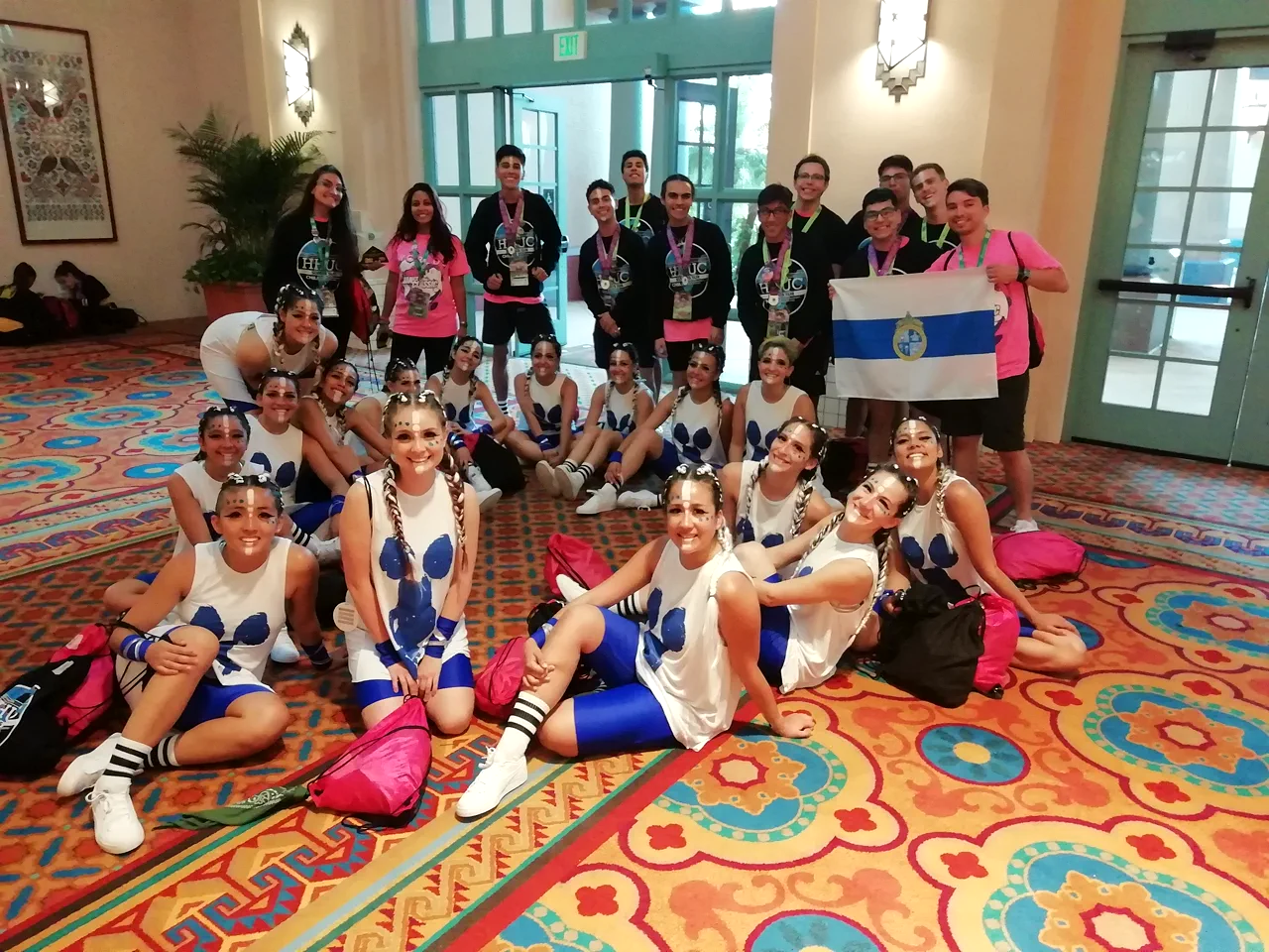 Delegacion danza medallas mundial — Action Travel